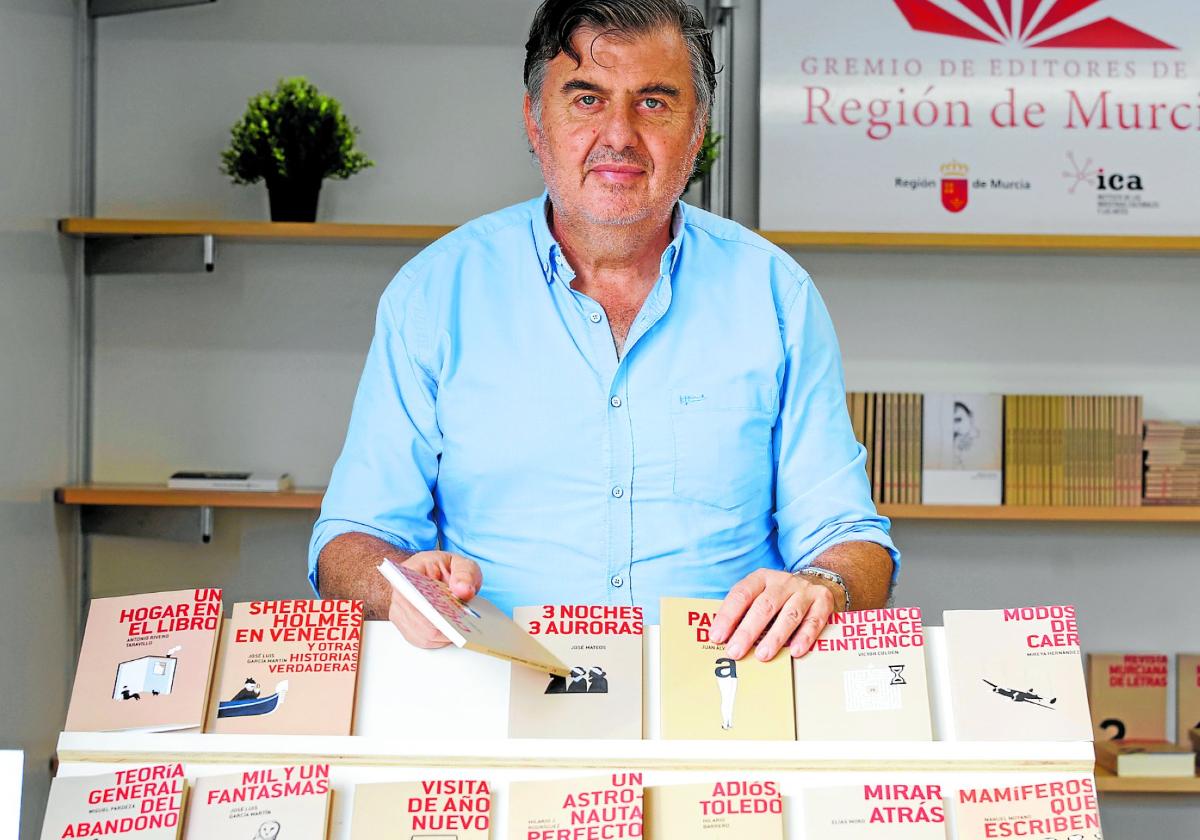 Javier Castro Flórez: «Me he hecho una especie de cabaña mental viviendo en Corvera rodeado de pájaros»