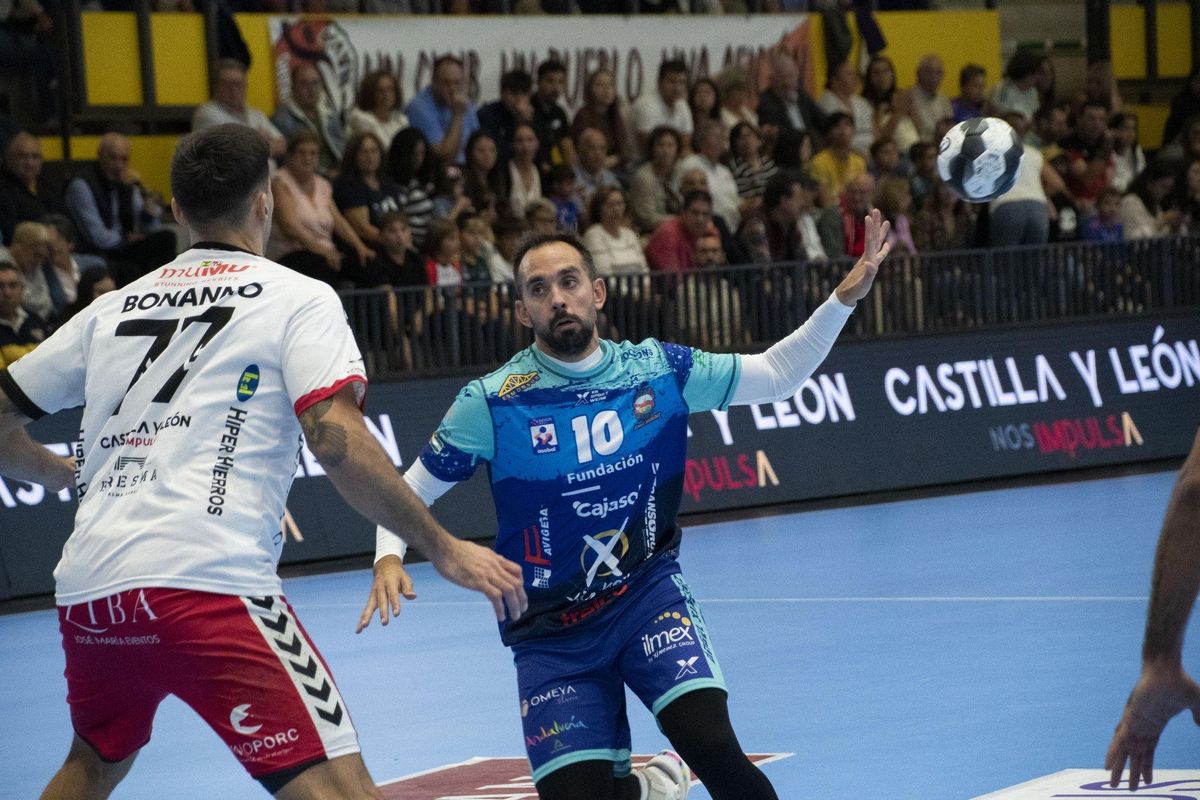 José Cuenca intenta un pase.