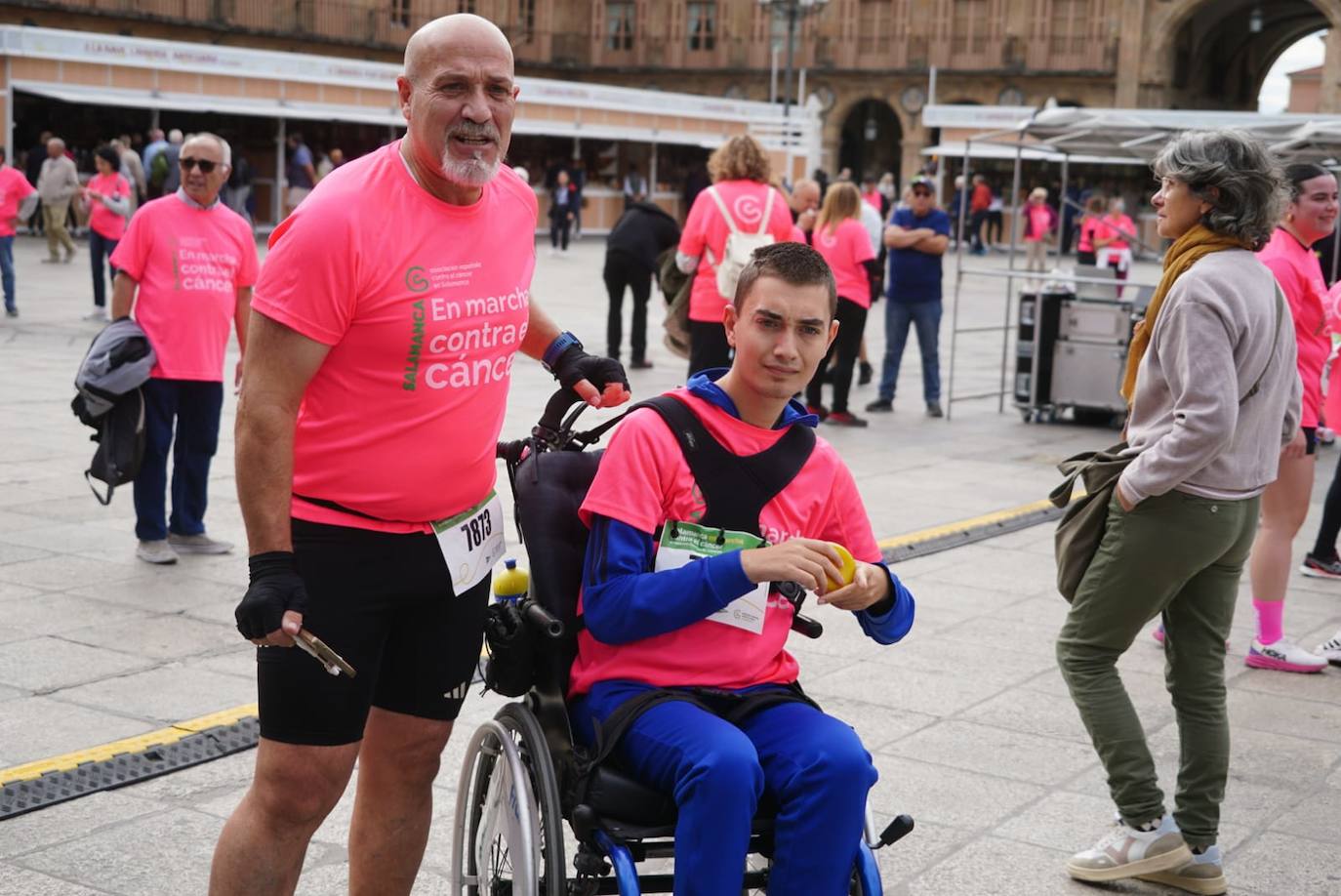 Salamanca 'se tiñe' de rosa por el cáncer