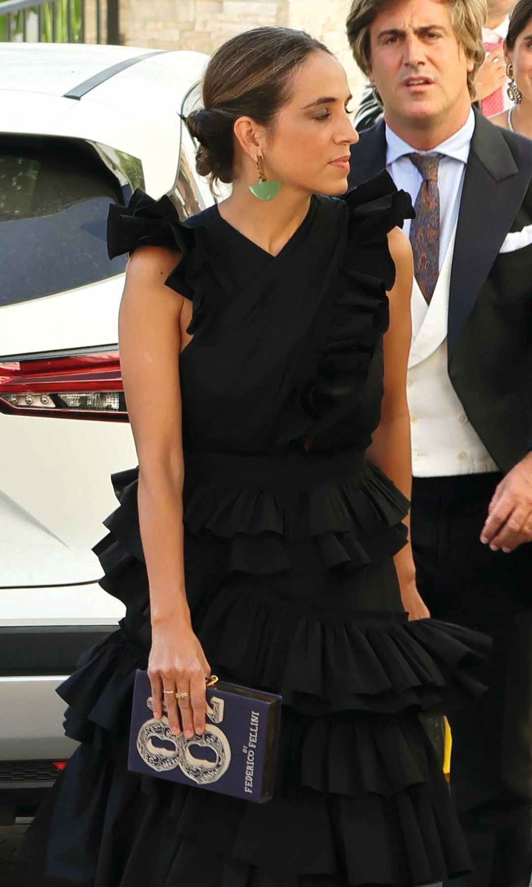 La mujer de Luis Martínez de Irujo, duque de Aliaga, Adriana Marín, con un vestido de volantes y un original "clutch" en forma de carátula de película