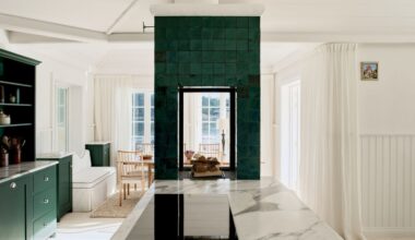 Esta casa verde ha pasado de cobertizo a un refugio lleno de calma (y con unas vistas de infarto a un lago)