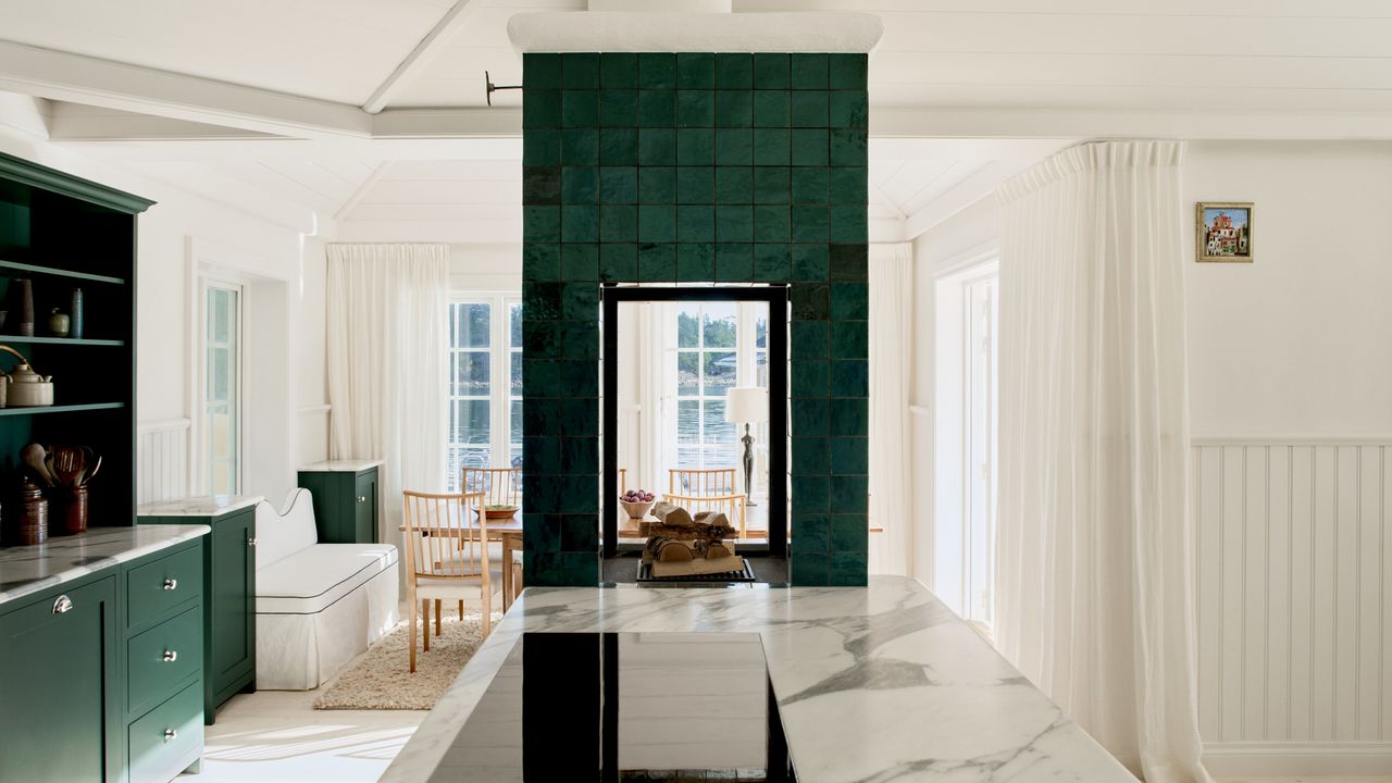 Esta casa verde ha pasado de cobertizo a un refugio lleno de calma (y con unas vistas de infarto a un lago)