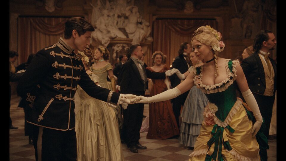 'La hermanastra fea' está dispuesta a todo para ser conquistar al príncipe