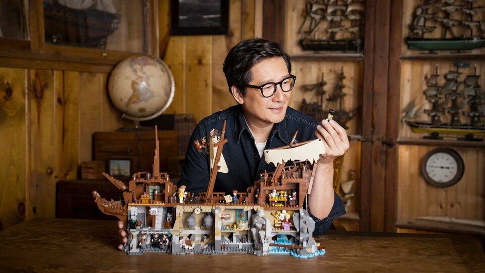 Ke Huy Quan descubriendo el set LEGO de 'Los Goonies'