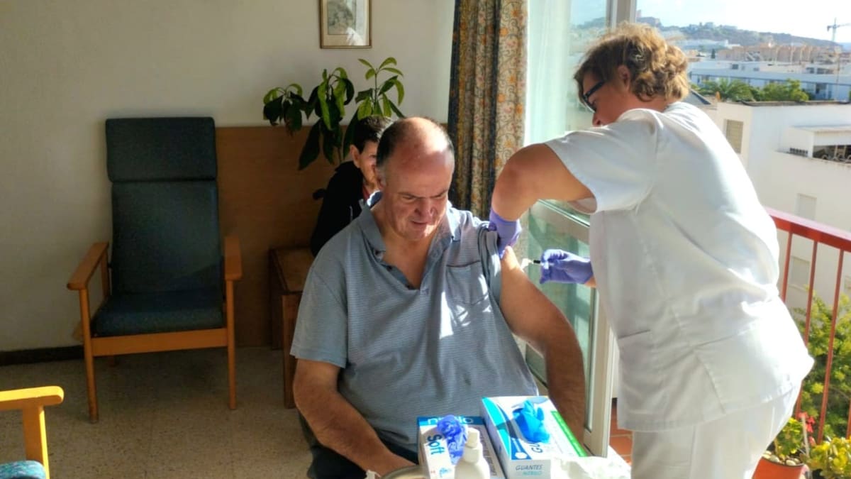 Vacunados contra gripe y Covid un centenar de usuarios de residencias y casi 200 escolares de Ibiza | Sociedad