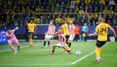 Karim Adeyemi, al fondo, ante el Athletic. (Foto: EFE)