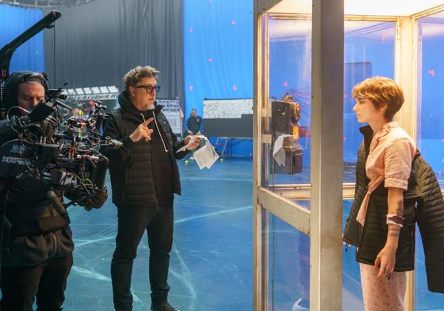 Scott Derrickson da indicaciones a Madeleine McGraw.