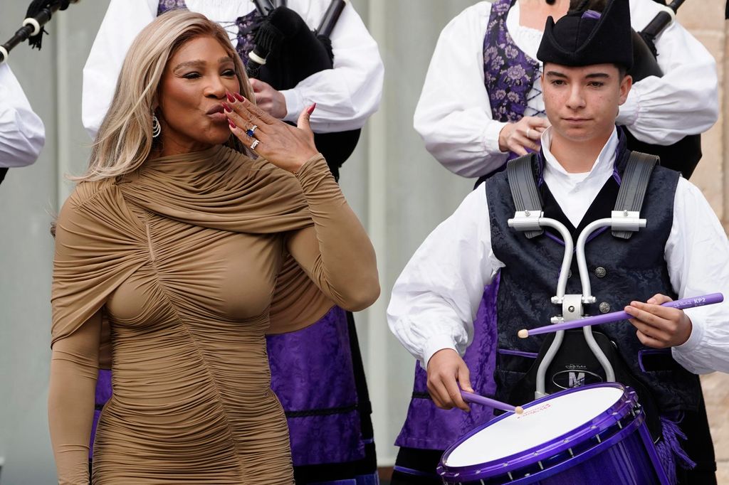 La tenista estadounidense Serena Williams es recibida en Oviedo con los gaiteros a la entrada del Hotel de la Reconquista este jueves
