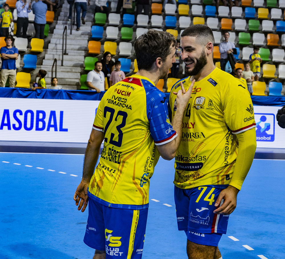 Pérez de Inestrosa bromea con su compañero Omar Sherif.