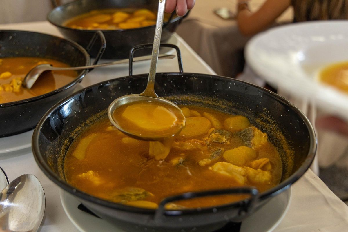 El caldero de pescado de roca acompañado de su arroz a banda, encanto a los comensales por su intensidad y matices  de sabor, junto a  la perfecta ejecución del punto del arroz.