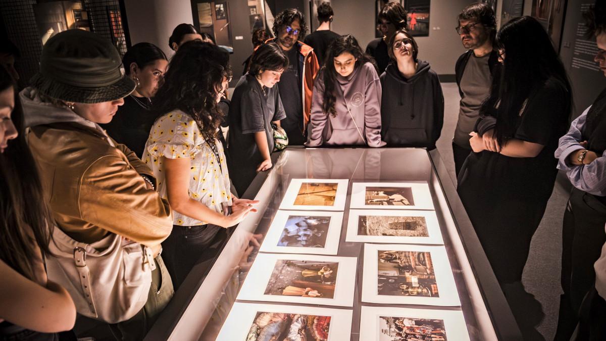 Otro grupo visitante ante el trabajo de Savelev.