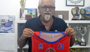 Carmelo Ortega, presidente del CB Telde, posando con una camisa del equipo (Foto: Juan Antonio Hernández)