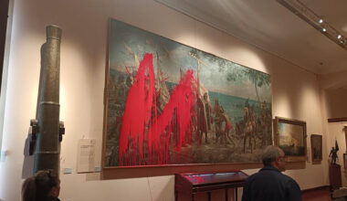 Dos activistas atacan con pintura un cuadro de Colón en el Museo Naval de Madrid