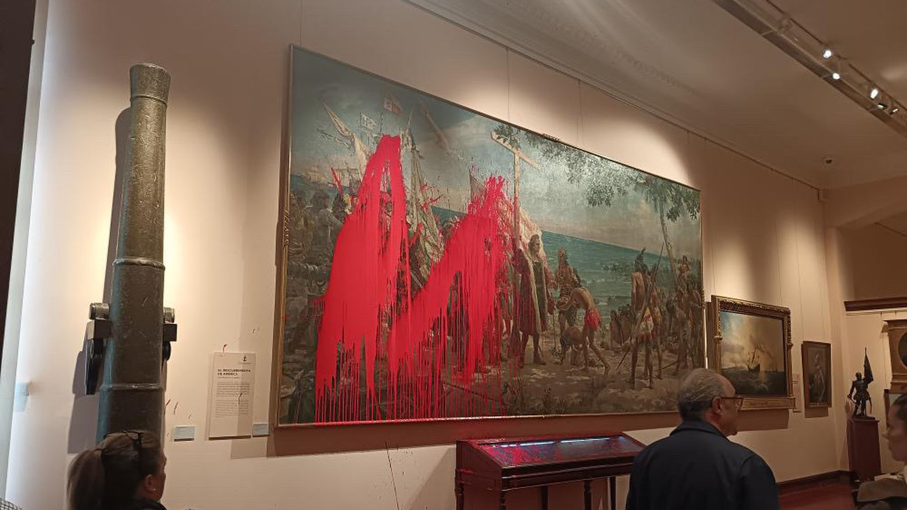 Dos activistas atacan con pintura un cuadro de Colón en el Museo Naval de Madrid