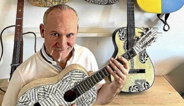 El escritor navarro Hervé Alústiza, con las guitarras rescatadas de contenedores, arregladas y pintadas por el artista Javier Erice.