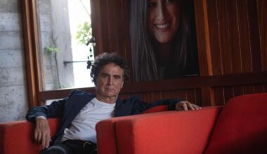 El arquitecto Fernando Menis, el miércoles, en su casa junto a un retrato de Dulce Xerach.