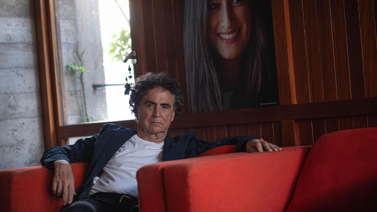 El arquitecto Fernando Menis, el miércoles, en su casa junto a un retrato de Dulce Xerach.