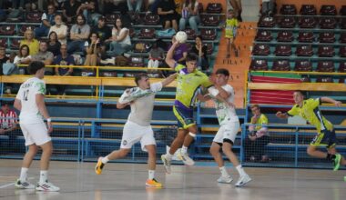 Pau Ortega, lanzando a puerta