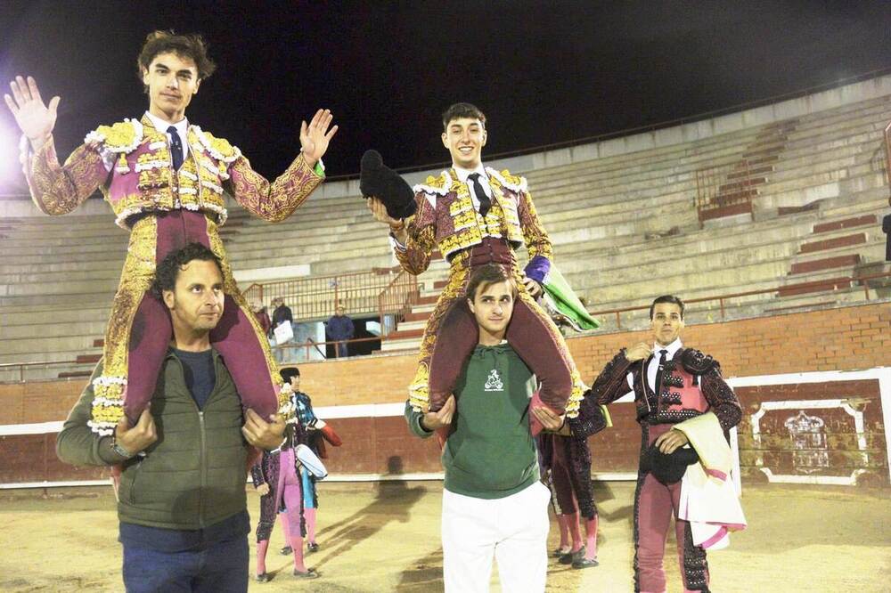 Los novilleros Pedro Andrés y Tomás González salen a hombros en Mojados