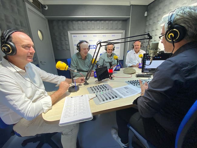 De izquierda a derecha; Iván, Antonio, José, Paco y el locutor Luis.