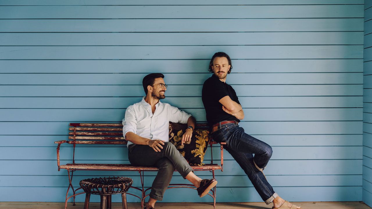 La vida en una granja de un par de urbanitas: “No concebía la idea de que otra persona renovara la casa de mis padres y que ya no pudiera visitarla”