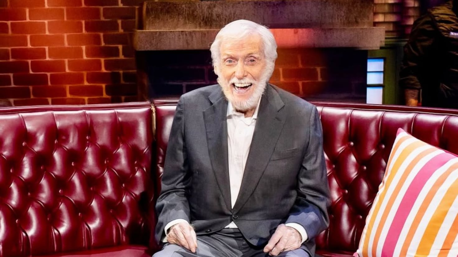El actor Dick Van Dyke bromea sobre llegar a los 100 años: “Si lo hubiera sabido, me habría cuidado mejor”
