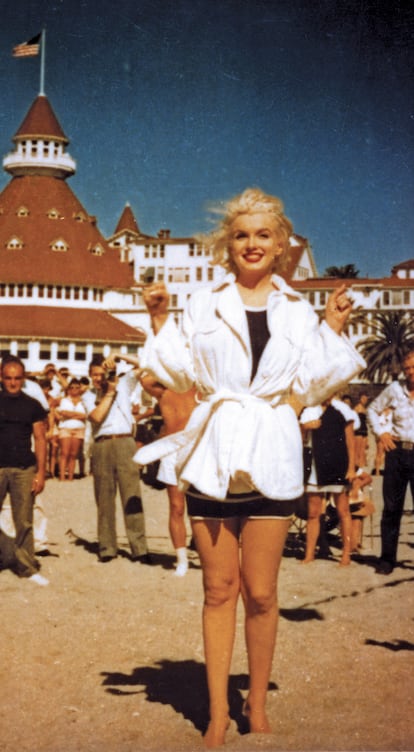 Una fotografía histórica de Marilyn Monroe ante el hotel del Coronado, en San Diego, durante el rodaje de 'Con faldas y a lo loco', en 1958. En 1984, cuando se celebró el 25º aniversario de la película, Jack Lemmon, Tony Curtis y el director Billy Wilder regresaron al Coronado para recibir un homenaje.