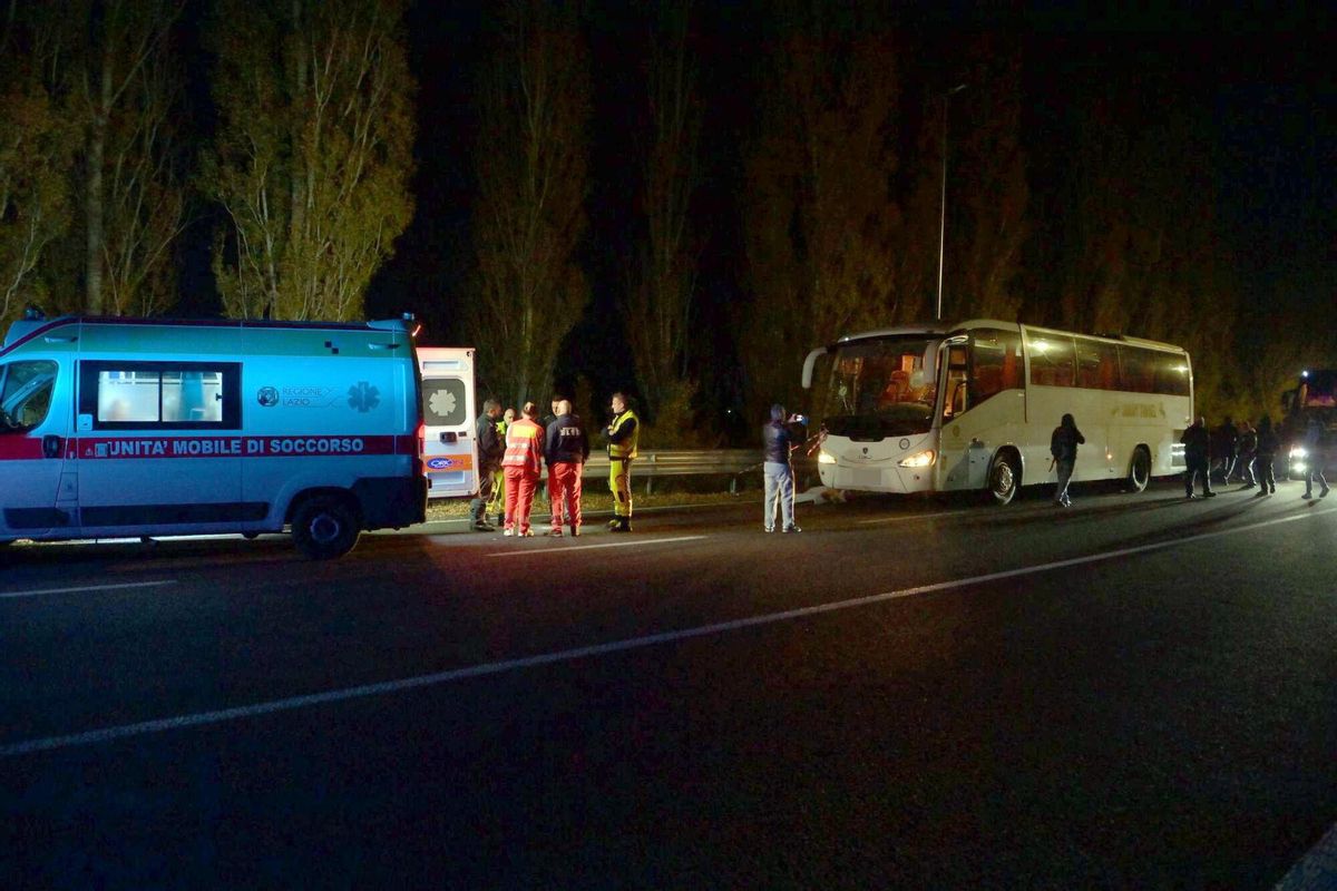 Rieti (Italy), 20/10/2025.- Emergency services and police work at the scene near a damaged bus in Rieti, central Italy, 19 October 2025 (issued 20 October 2025). A bus driver on a bus carrying supporters of the Pistoia basketball team died after being struck by a brick during an alleged attack on a highway by followers of the Rieti Sebastiani Basket club following a second-tier clash on 19 October, ANSA reported. (Baloncesto, Italia) EFE/EPA/EMILIANO GRILLOTTI -- BEST QUALITY AVAILABLE -- ATTENTION EDITORS: VEHICLE PLATE PIXELATED AT SOURCE. -- BEST QUALITY AVAILABLE -- ATTENTION EDITORS: VEHICLE PLATE PIXELATED AT SOURCE