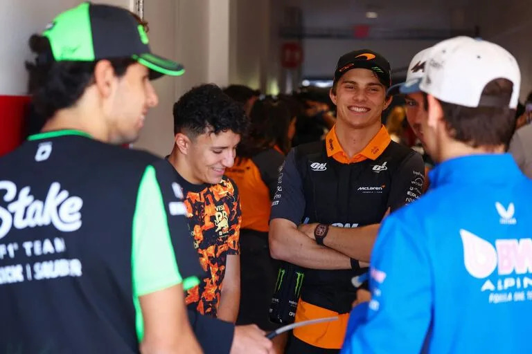 La charla de Colapinto (de espaldas) junto con Bortoletto, Hadjar, Piastri y Gasly, en la previa de Austin