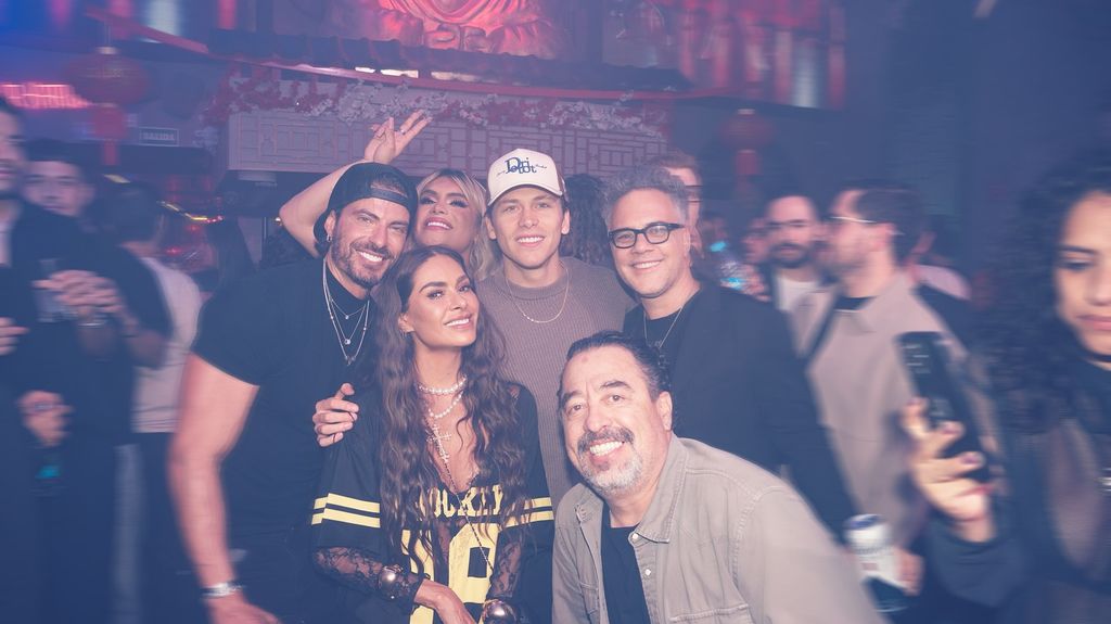 Galilea Montijo con sus invitados en la celebración de 'La Casa de los Famosos'