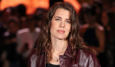 El 'look' más rockero de Carlota Casiraghi: con chamarra de cuero en París