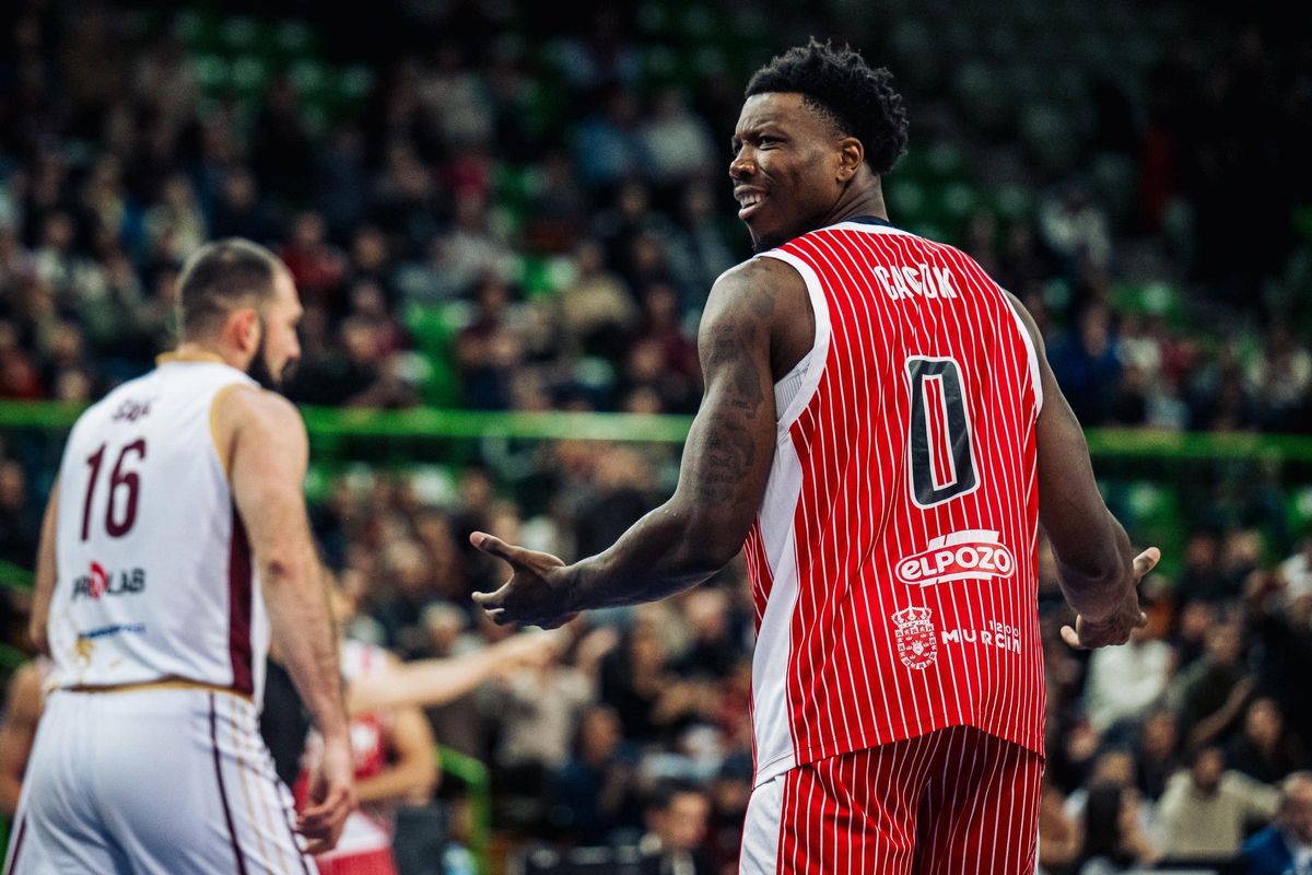 El pívot Devontae Cacok, del UCAM Murcia, durante el encuentro.