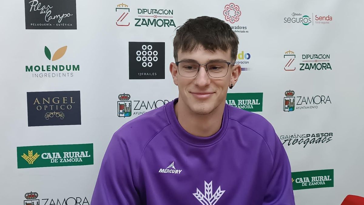 Oier Ruiz-Zeberio, en la rueda de prensa previa al partido entre BM Caja Rural Zamora y BM Ciudad de Salamanca.