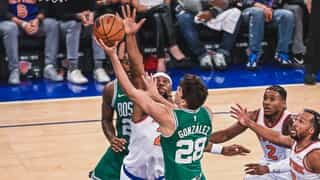 Hugo González la lía en su debut en la NBA