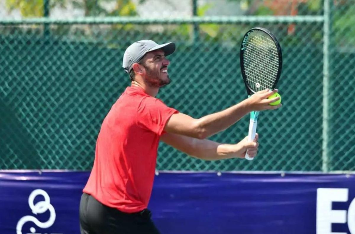 Gonçalo Oliveira realizando un saque