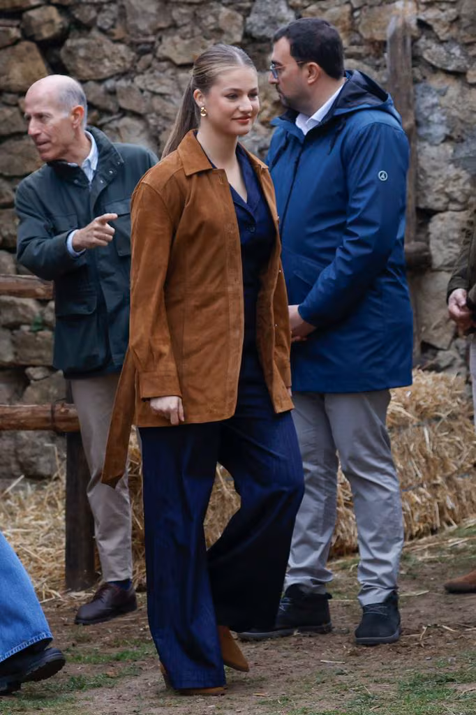 La familia real española en su visita a Valdesoto, premio Pueblo Ejemplar 2025. 