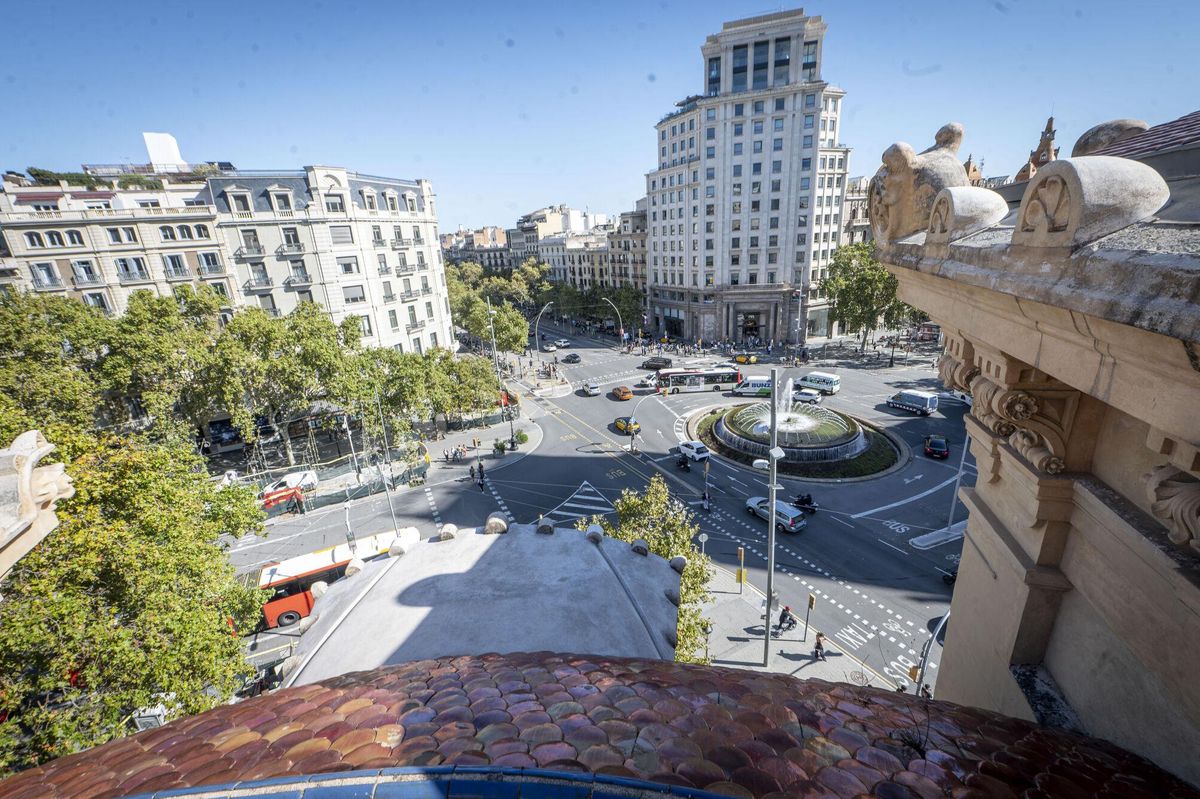 El cruce de paseo de Gràcia con Gran Via, desde la perspectiva que ofrece el tejado del Comedia.