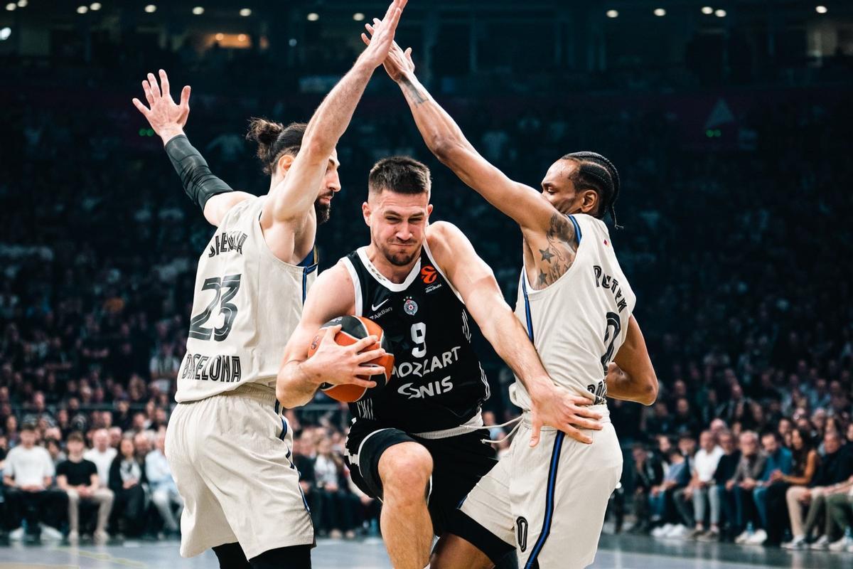 Marinkovic, en una acción ofensiva ante la defensa azulgrana