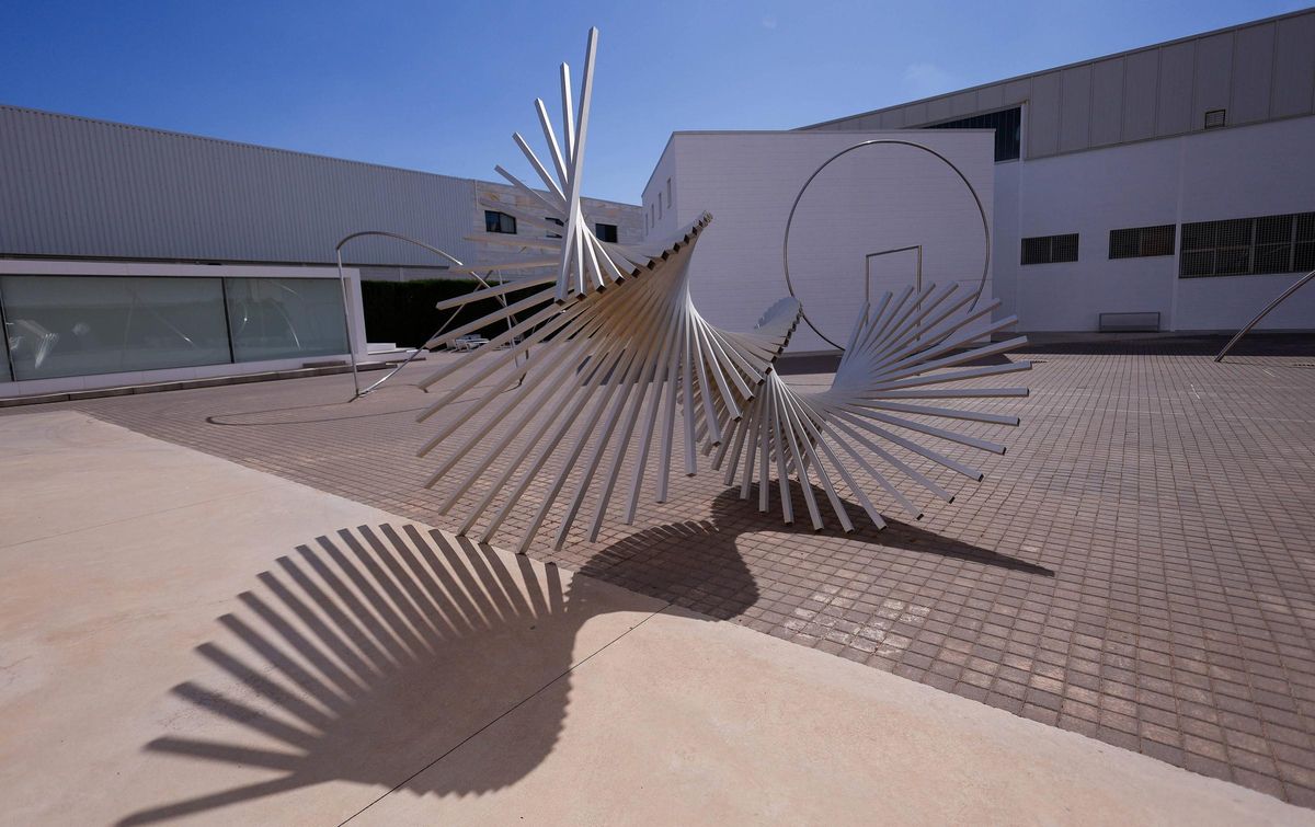 Escultura «El Caracol (b)», 1978, hecha en acero inoxidable
