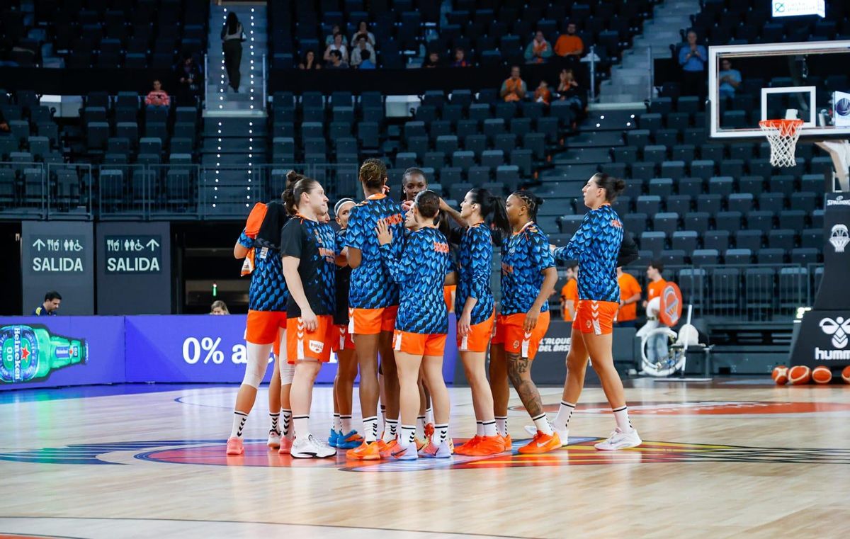 El Valencia Basket femenino reunido minutos antes del encuentro ante el Fenebahce Opet en el Roig Arena