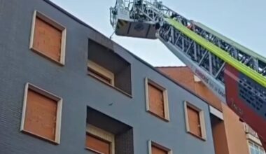 Una fachada con riesgo de desplome obliga a intervenir a los Bomberos de León
