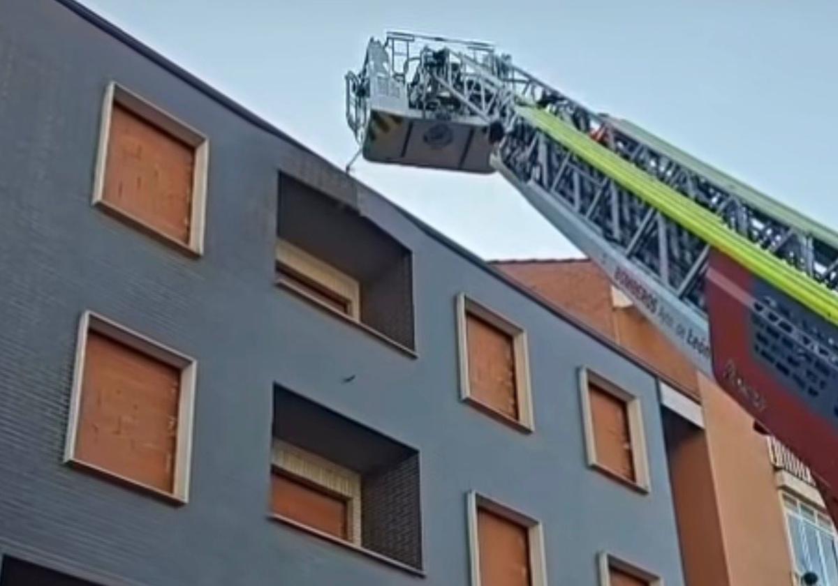 Una fachada con riesgo de desplome obliga a intervenir a los Bomberos de León