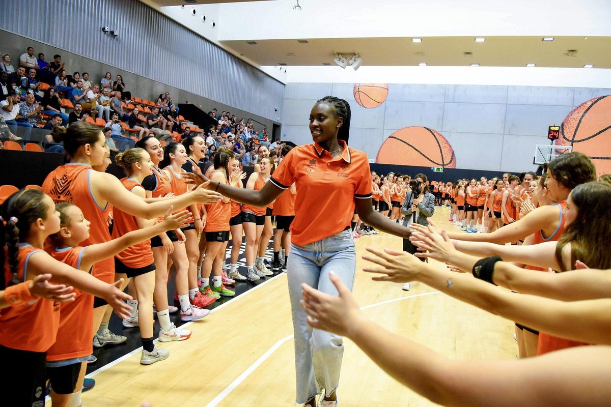 Awa Fam ya es un referente para las jóvenes de l'Alqueria del Basket