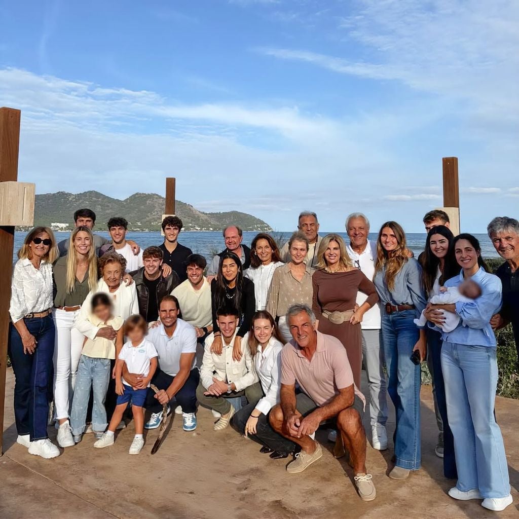 Rafa Nadal y Mery Perelló, con sus dos hijos y el resto de familiares