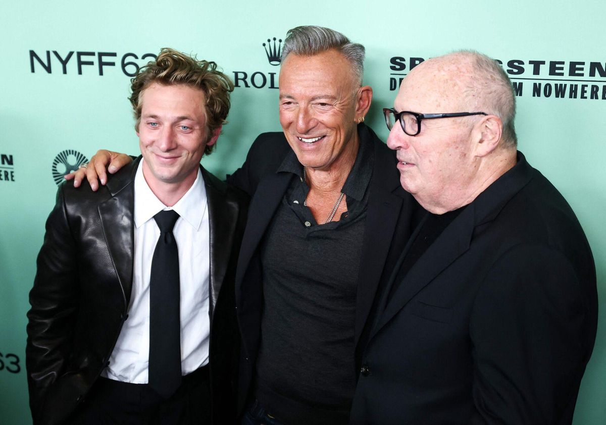 Jeremy Allen White, Bruce Springsteen y Jon Landau en el estreno de la película.