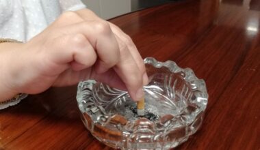 Por qué la gente vuelve a fumar y cómo dejarlo (incluso tarde) protege el cerebro