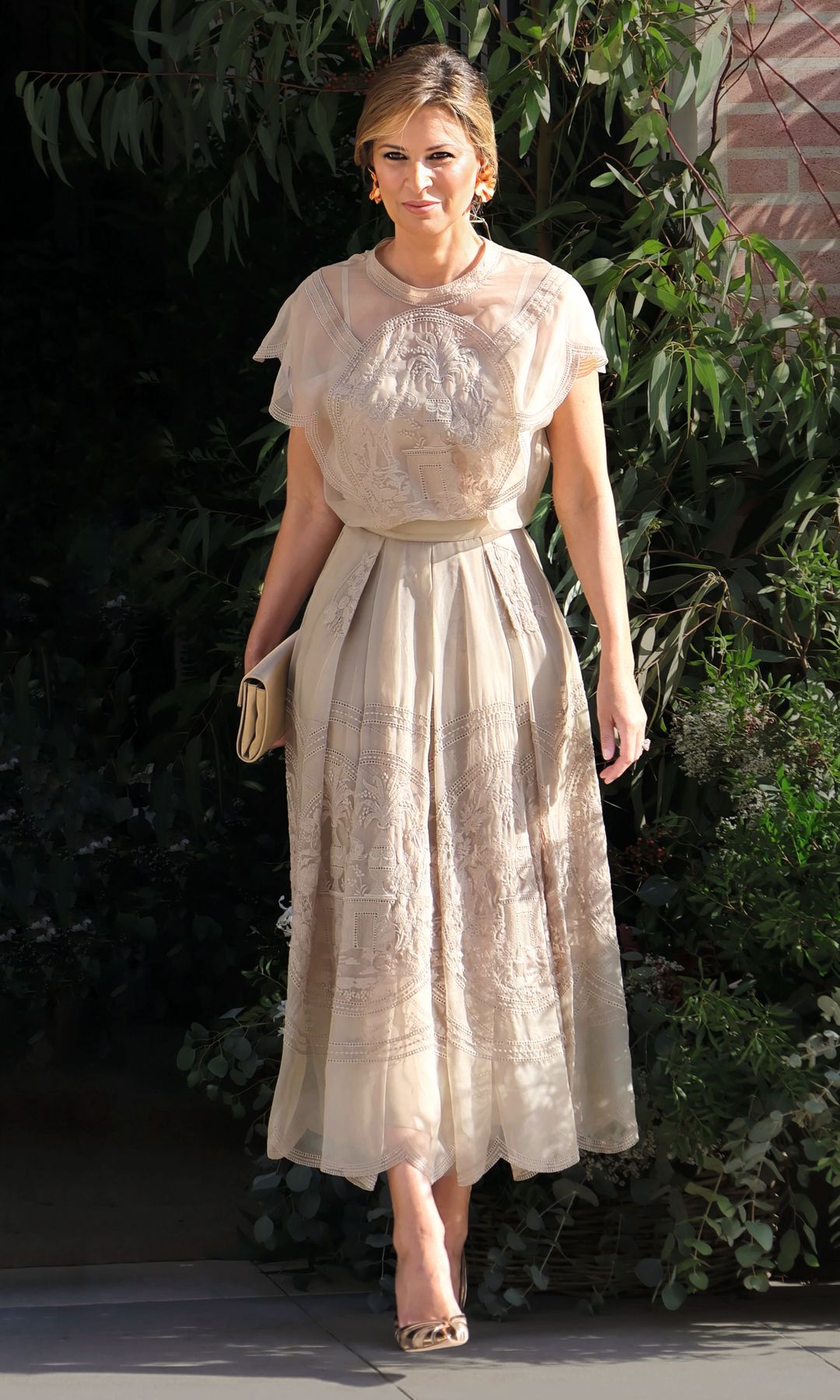 Elena Cué, la mujer de Alberto Cortina, hizo frente a las altas temperaturas de la Costa del Sol con un vestido "midi" de seda de color tostado y con bordados, de Elie Saab