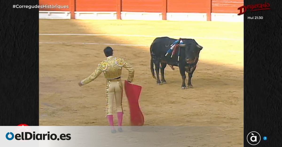 Periodistas de À Punt y un consejero critican que emitiera corridas de toros durante la manifestación del aniversario de la dana