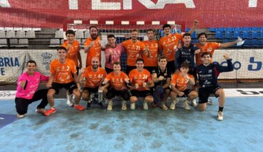 Los jugadores del Trasmapi celebran la victoria en casa del Balonmano Sinfín Santander.