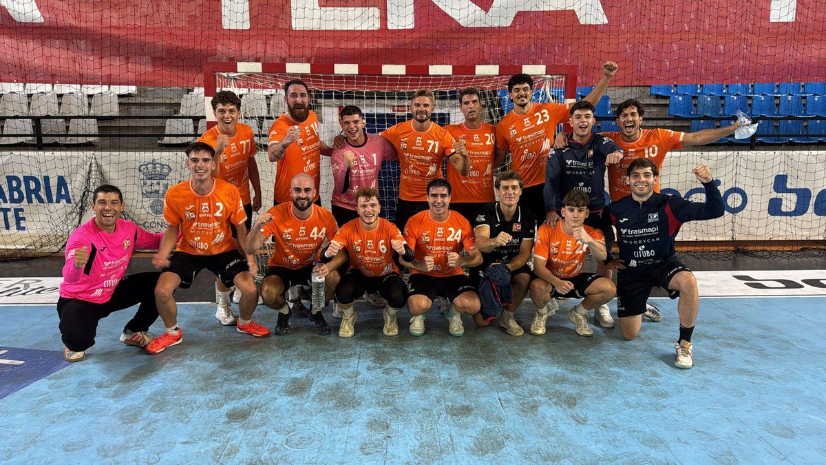 Los jugadores del Trasmapi celebran la victoria en casa del Balonmano Sinfín Santander.